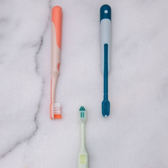 SUAVINEX DĚTSKÝ KARTÁČEK NA ZOUBKY JUNIOR +6 LET - ZUBNÍ KARTÁČKY A PASTY - KOUPÁNÍ A ZDRAVÍ