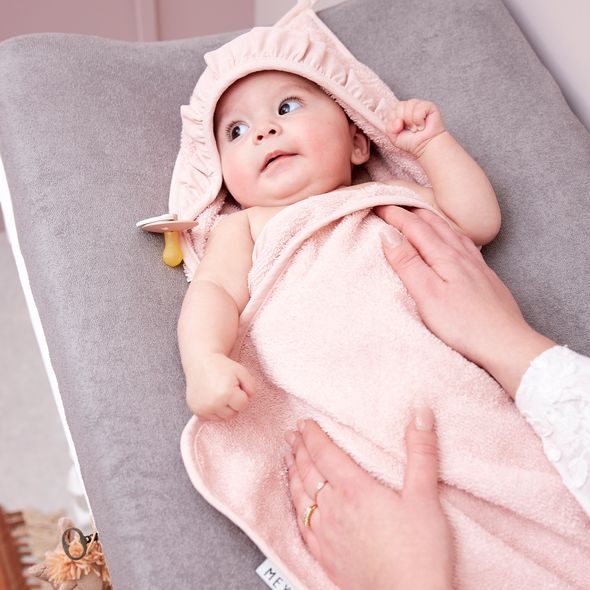 MEYCO OSUŠKA S KAPUCÍ RUFFLE 80X80 - SOFT PINK - OSUŠKY A DĚTSKÉ ŽUPANY - KOUPÁNÍ A ZDRAVÍ