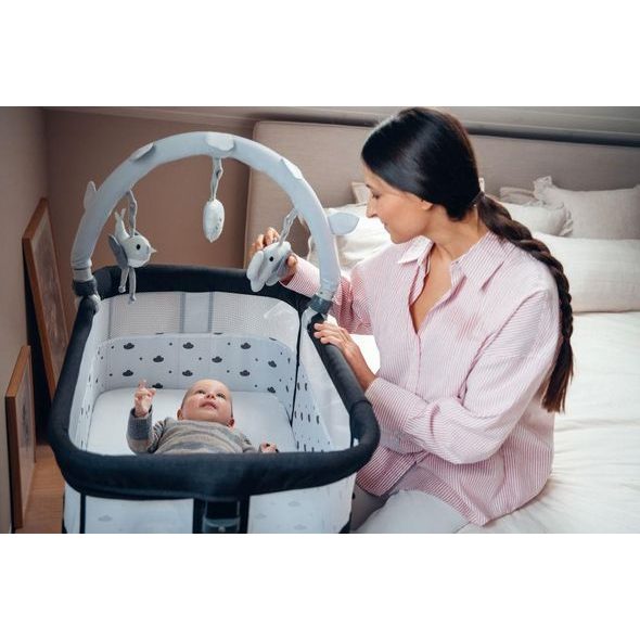 MOMI POSTÝLKA REVO SVĚTLE ŠEDÁ - KOŠÍKY A KOLÉBKY - SPINKÁNÍ