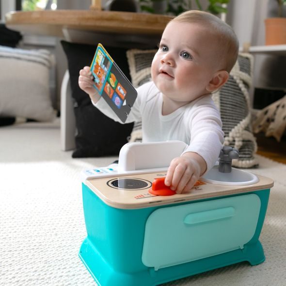 BABY EINSTEIN HRAČKA HUDEBNÍ KUCHYŇKA MAGIC TOUCH KITCHEN™ PRETEND TO COOK HAPE 9M+ - AKTIVNÍ HRAČKY - PRO DĚTI