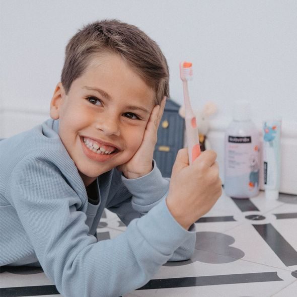 SUAVINEX DĚTSKÝ KARTÁČEK NA ZOUBKY JUNIOR +6 LET - ZUBNÍ KARTÁČKY A PASTY - KOUPÁNÍ A ZDRAVÍ