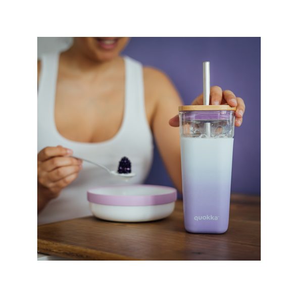 QUOKKA SKLENĚNÝ CESTOVNÍ HRNEK S BRČKEM LIQUID CUBE LILAC GRADIENT 540 ML - SPORTOVNÍ LAHVE - KRMENÍ