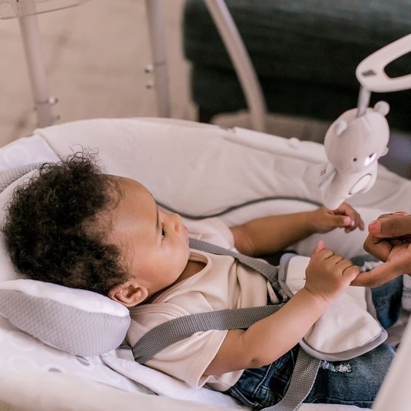 INGENUITY HOUPAČKA VELKÁ S KOLOTOČEM A ADAPTÉREM HOLDEN 0M+, DO 9KG, 2019 - LEHÁTKA A HOUPADLA - SPINKÁNÍ