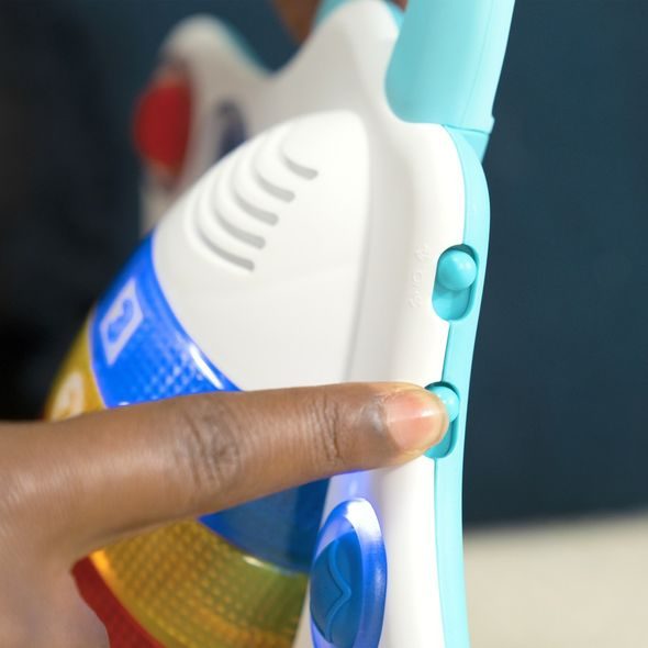 BABY EINSTEIN HRAČKA SENZORICKÁ RÁJE POP & EXPLORE STINGRAY™ 6M+ - HRAČKY SE ZVUKY - PRO DĚTI