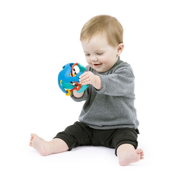 BABY EINSTEIN HRAČKA SENZORICKÝ MÍČ S KOUSÁTKEM RATTLE & SENSE™ 3M+ - SENZORICKÉ HRAČKY - PRO DĚTI