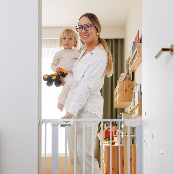 BABYONO BEZPEČNOSTNÍ ZÁBRANA NA SCHODY A DVEŘE 75–96 CM, DĚTSKÁ I PRO PSY, BEZ VRTÁNÍ - BEZPEČNOST DĚTÍ V DOMÁCNOSTI - KOUPÁNÍ A ZDRAVÍ