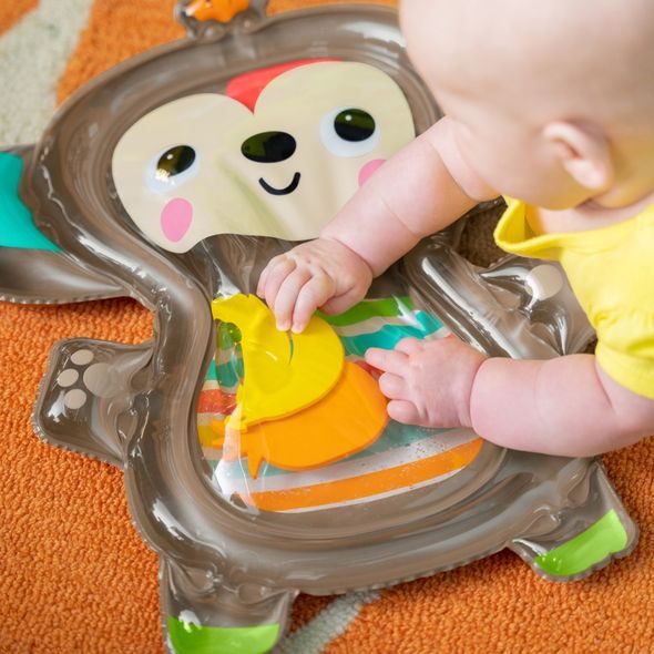 BRIGHT STARTS PODLOŽKA VODNÍ HUNGRY MONKEY™ 41 X 35 CM 0M+ - HRA NA BŘÍŠKU - PRO DĚTI