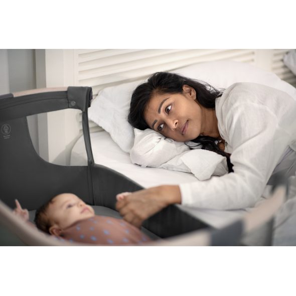 MAXI-COSI IORA AIR BEYOND GREY 2026 - K RODIČOVSKÉ POSTELI - SPINKÁNÍ