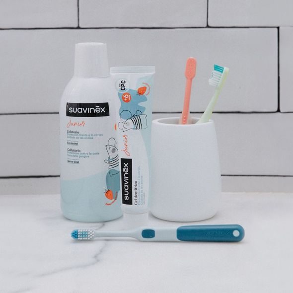 SUAVINEX DĚTSKÝ KARTÁČEK NA ZOUBKY JUNIOR +6 LET - ZUBNÍ KARTÁČKY A PASTY - KOUPÁNÍ A ZDRAVÍ