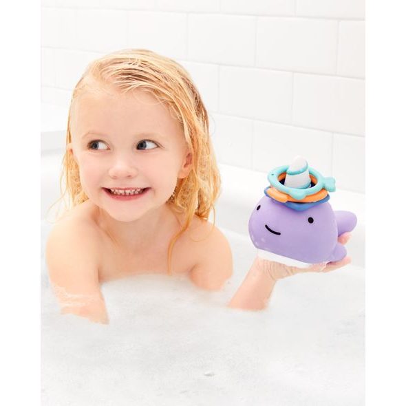 SKIP HOP ZOO HRAČKA DO VODY KROUŽKY NARVAL 12M + - HRAČKY DO VANY - PRO DĚTI