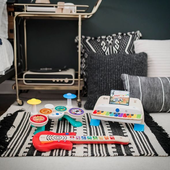 BABY EINSTEIN HRAČKA DŘEVĚNÁ HUDEBNÍ KYTARA TOGETHER IN TUNE GUITAR™ CONNECTED MAGIC TOUCH™ HAPE 6M+ - HUDEBNÍ - PRO DĚTI