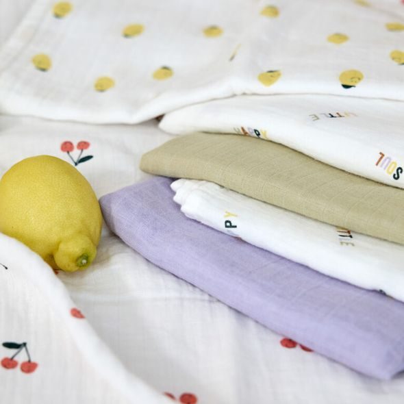 LÄSSIG BABIES SWADDLE BURP BLANKET 85X85 HAPPY FRUITS LEMON - LÁTKOVÉ PLENY ALL IN ONE - PŘEBALOVÁNÍ