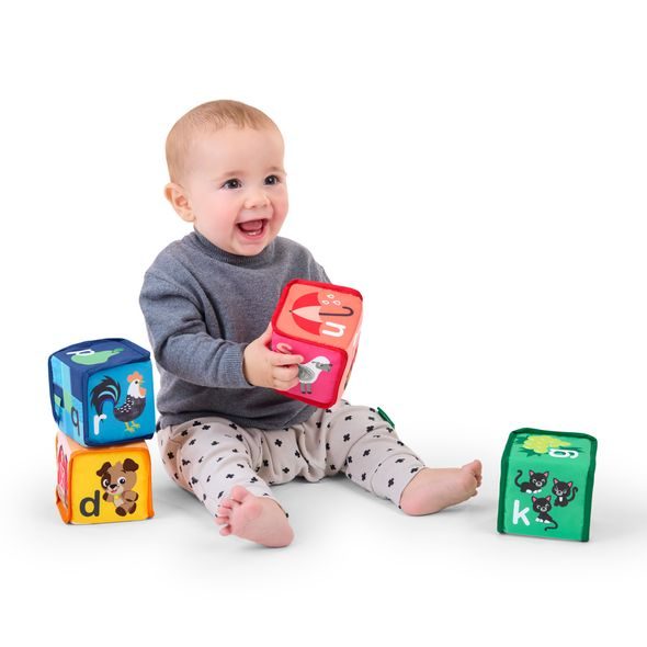 BABY EINSTEIN HRAČKA TEXTILNÍ KOSTKY ABECEDA ALPHA STACKS™ 4KS, 3M+ - STAVEBNICE A PUZZLE - PRO DĚTI