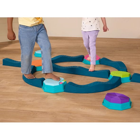 B-TOYS PŘEKÁŽKOVÁ DRÁHA SE STUPÍNKY HUDEBNÍ BALANCE & GROOVE - STAVEBNICE A PUZZLE - PRO DĚTI