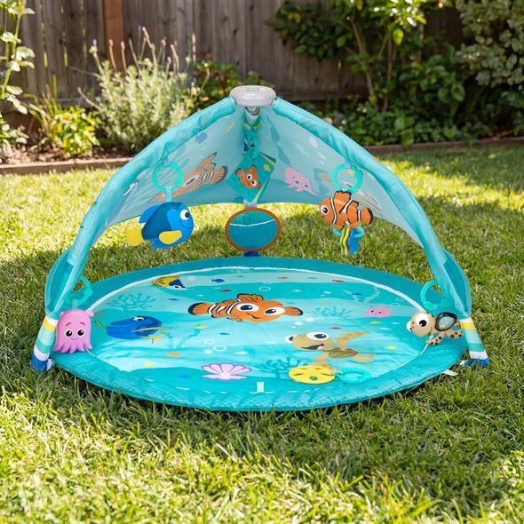 BRIGHT STARTS DEKA HRACÍ PRO ROZVOJ MOTORIKY A SMYSLŮ FINDING NEMO POP 'N WIGGLE™, 0M+ - HRACÍ DEKY - PRO DĚTI