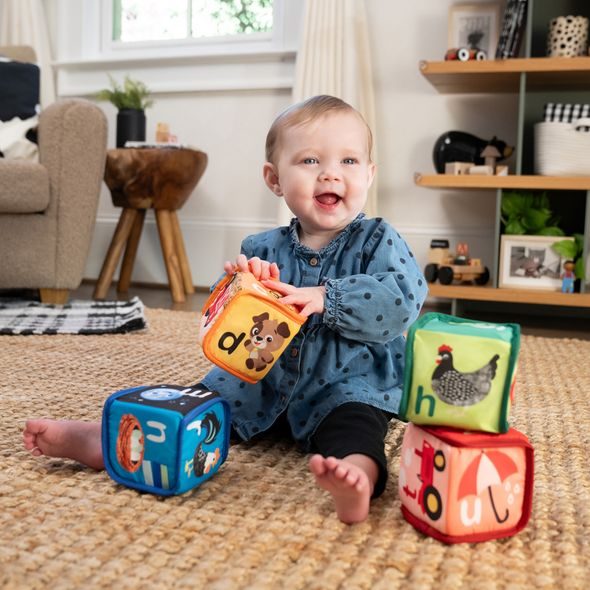 BABY EINSTEIN HRAČKA TEXTILNÍ KOSTKY ABECEDA ALPHA STACKS™ 4KS, 3M+ - STAVEBNICE A PUZZLE - PRO DĚTI