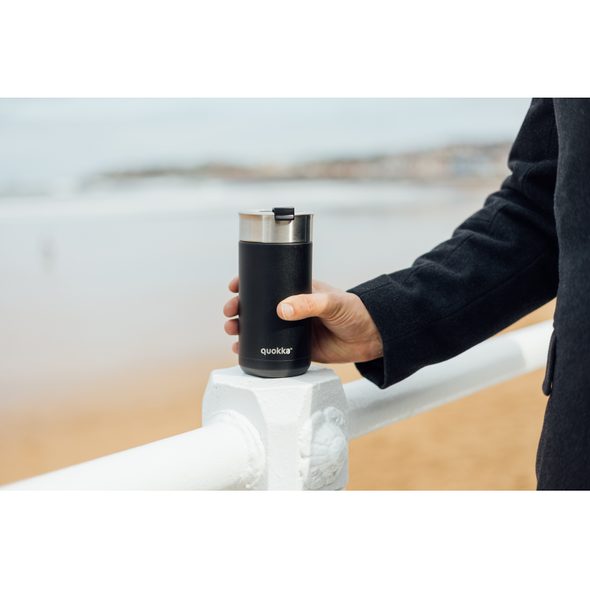 QUOKKA NEREZOVÝ TERMOHRNEK SE SÍTKEM BOOST CARBON BLACK 400 ML - TERMOOBALY A TERMOSKY - KRMENÍ