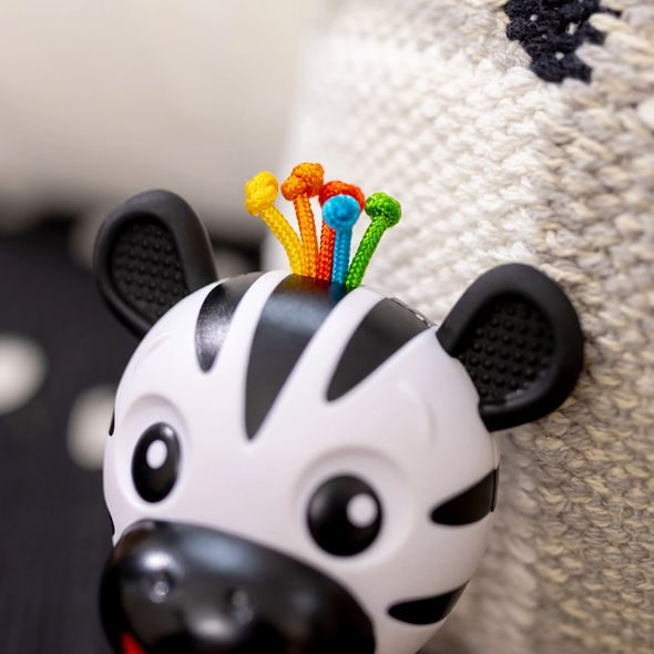 BABY EINSTEIN KOUSÁTKO S CHRASTÍTKEM ZEBRA ZEN™ SHAKE-A-SHAPE BEZ BPA 0M+ - MOTORICKÉ A HUDEBNÍ - PRO DĚTI