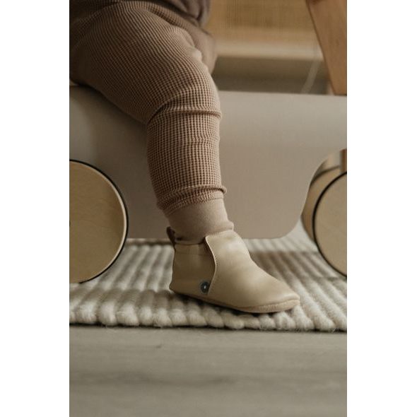 LODGER KOŽENÉ CAPÁČKY BEIGE 6 - 9 MĚSÍCŮ - KOJENECKÉ CAPÁČKY - PRO DĚTI