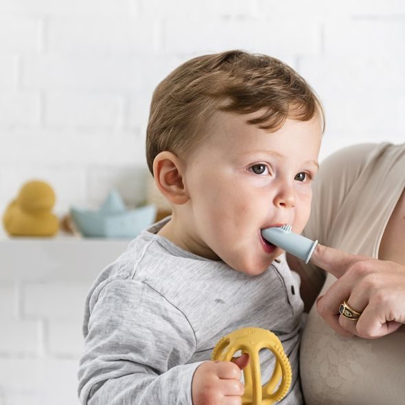 NATTOU KARTÁČEK SILIKONOVÝ NA PRST S POUZDREM PETROL BLUE/AQUA BLUE 2 KS - ZUBNÍ KARTÁČKY A PASTY - KOUPÁNÍ A ZDRAVÍ