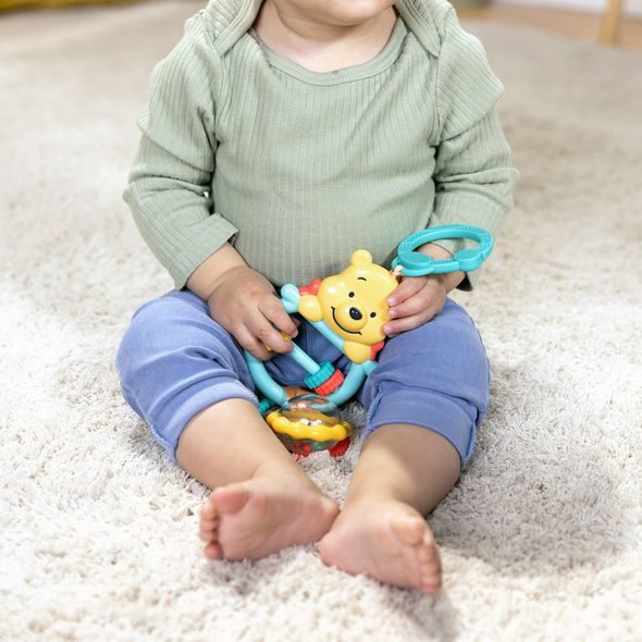 BRIGHT STARTS HRAČKA NA C KROUŽKU AKTIVNÍ WINNIE THE POOH BUSY BEAR™ 0M+ - HRAČKY K ZAVĚŠENÍ - PRO DĚTI
