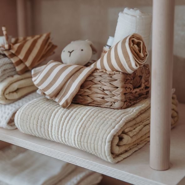 MEYCO PŘIKRÝVKA Z PŘEDEPRANÉHO MUŠELÍNU A ŽAKÁRU 75X100 - STRIPE SAND - DĚTSKÉ DEKY PRO MIMINKA - SPINKÁNÍ