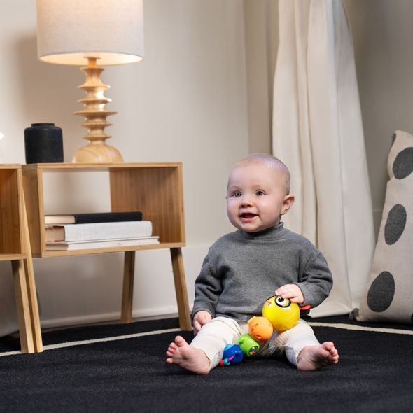 BABY EINSTEIN HRAČKA SENZORICKÁ HOUSENKA TWIST-A-PAL CAL™ 6M+ - SENZORICKÉ HRAČKY - PRO DĚTI