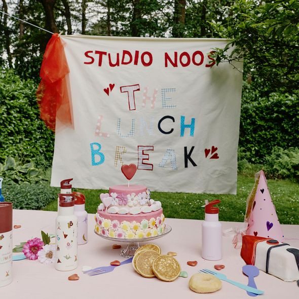 STUDIO NOOS NEREZOVÁ LÁHEV NA NÁPOJ SMALL 350ML L ABECEDA - TERMOOBALY A TERMOSKY - KRMENÍ