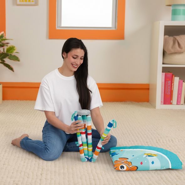 BRIGHT STARTS DEKA HRACÍ PRO ROZVOJ MOTORIKY A SMYSLŮ FINDING NEMO POP 'N WIGGLE™, 0M+ - HRACÍ DEKY - PRO DĚTI