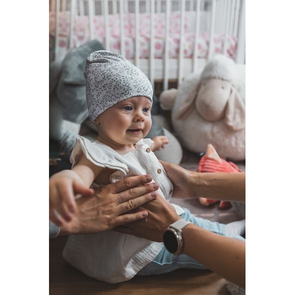 ENIE BABY DĚTSKÁ ČEPICE 0-3M GREY LEAVES - ČEPIČKY A KLOBOUČKY - PRO DĚTI