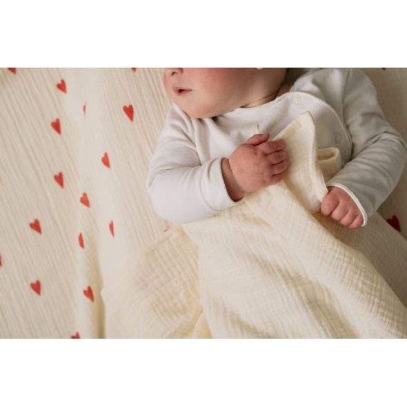 STUDIO NOOS SWADDLE ZAVINOVAČKA PRINT LARGE BEIGE HEARTS - ZAVINOVACÍ PLENY / OSUŠKY VELKÉ - PŘEBALOVÁNÍ