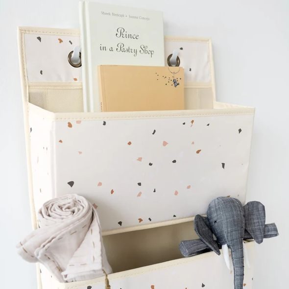 3 SPROUTS ZÁVĚSNÝ ORGANIZÉR RECYCLED TERRAZZO CREAM - DEKORACE A POLIČKY - SPINKÁNÍ