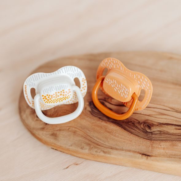 CANPOL BABIES SET SYMETRICKÝCH SILIKONOVÝCH DUDLÍKŮ MOUNTAINS 6-18M 2KS ŽLUTÝ - ŠIDÍTKA A DOPLŇKY - KRMENÍ