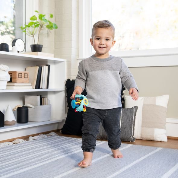 BABY EINSTEIN HRAČKA SENZORICKÝ MÍČ S KOUSÁTKEM RATTLE & SENSE™ 3M+ - SENZORICKÉ HRAČKY - PRO DĚTI