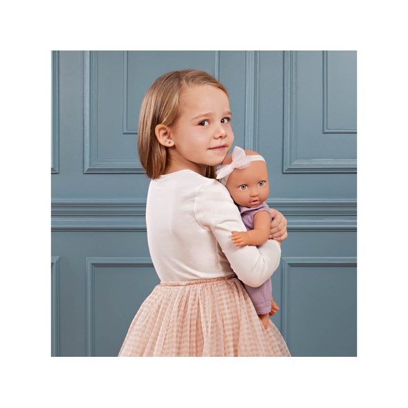 LULLA BABY PANENKA 35 CM V OVERALU S ČELENKOU LILA - PANENKY - PRO DĚTI