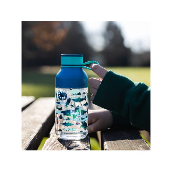 QUOKKA PLASTOVÁ LÁHEV ICE KIDS S POUTKEM SEA ANIMALS 430 ML - SPORTOVNÍ LAHVE - KRMENÍ