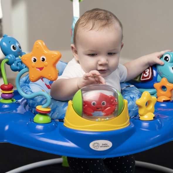 BABY EINSTEIN SKÁKADLO NEPTUNE’S OCEAN DISCOVERY™ 6M+ DO 11KG - VOZÍTKA A ODRÁŽEDLA - PRO DĚTI