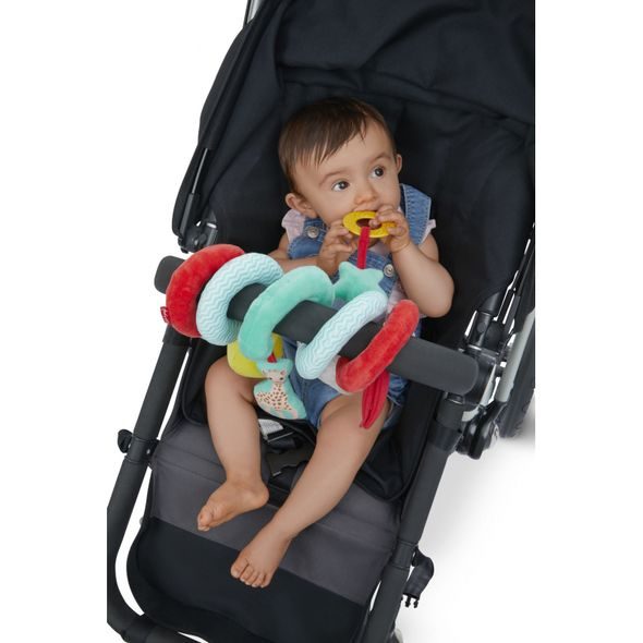 VULLI SPIRÁLA S AKTIVITAMI SOPHIE LA GIRAFE® - SPIRÁLY NA POSTÝLKU / AUTOSEDAČKU - PRO DĚTI