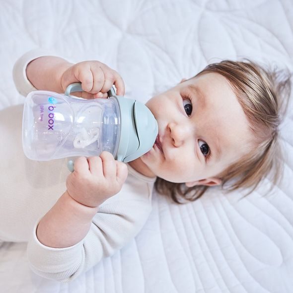 B.BOX HRNEČEK S BRČKEM - ZELENÝ 240 ML - DĚTSKÉ HRNEČKY - KRMENÍ