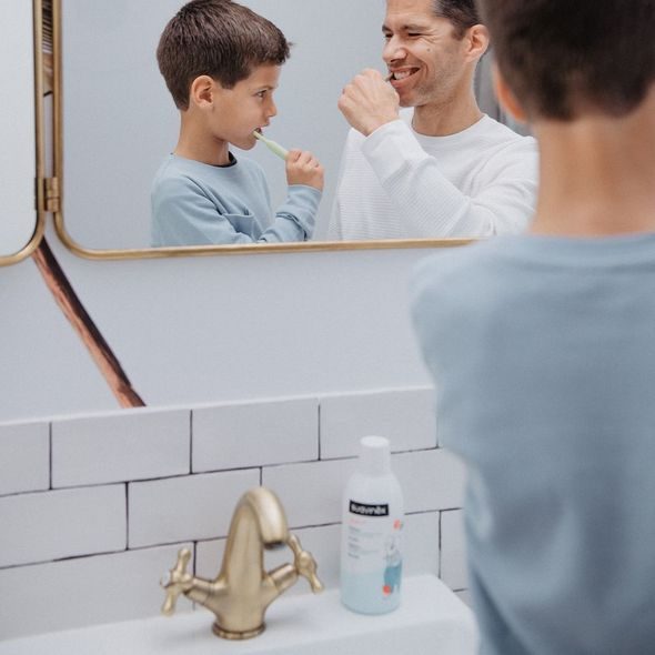 SUAVINEX SUAVINEX | DĚTSKÁ ÚSTNÍ VODA S PŘÍCHUTÍ JAHODY – 500 ML - ZUBNÍ KARTÁČKY A PASTY - KOUPÁNÍ A ZDRAVÍ