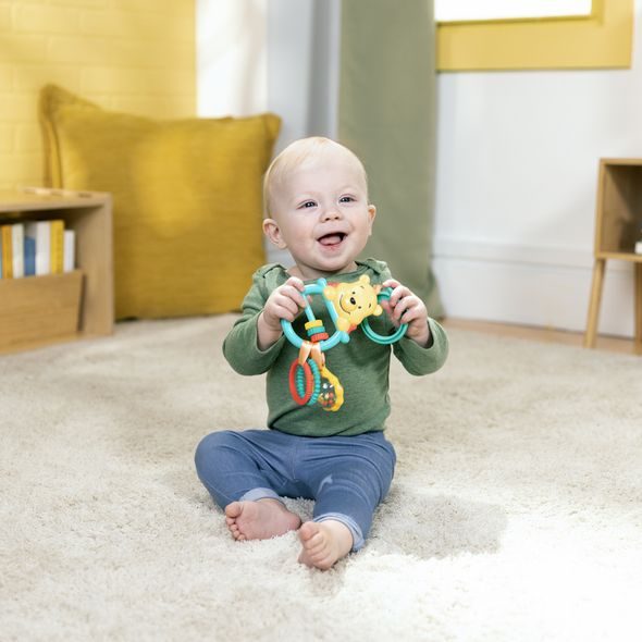 BRIGHT STARTS HRAČKA NA C KROUŽKU AKTIVNÍ WINNIE THE POOH BUSY BEAR™ 0M+ - HRAČKY K ZAVĚŠENÍ - PRO DĚTI