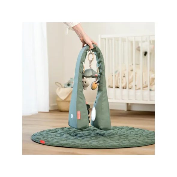 DONE BY DEER AKTIVNÍ OBLOUK S HRAČKAMI TINY FARM - ZELENÁ - HRACÍ DEKY - PRO DĚTI