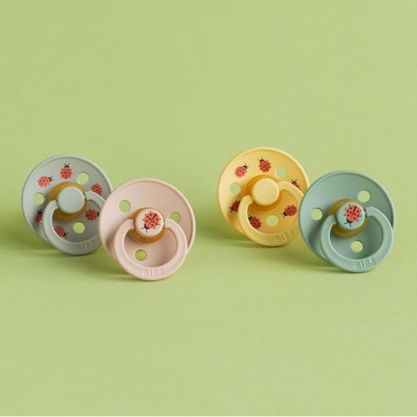 BIBS STUDIO COLOUR LADYBUG DUDLÍKY Z PŘÍRODNÍHO KAUČUKU 2KS – VELIKOST 1 - ŠIDÍTKA A DOPLŇKY - KRMENÍ