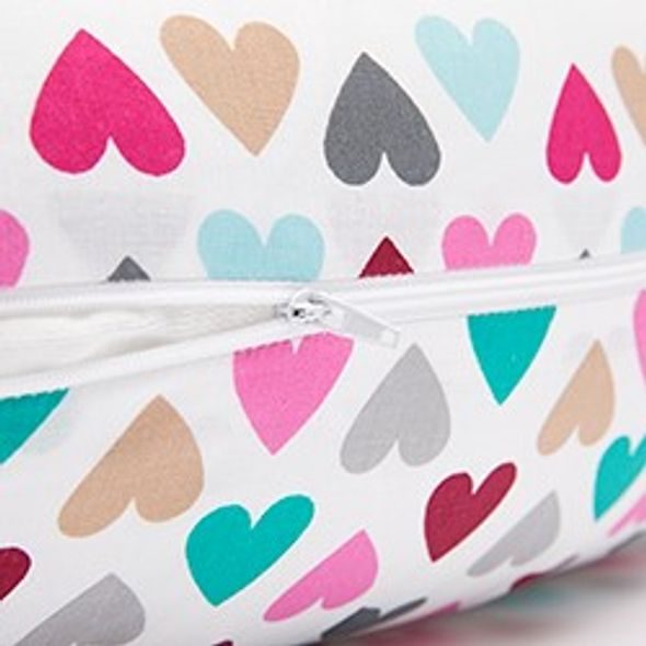 SCAMP KOJÍCÍ POLŠTÁŘ 155X30 (COLORFULLHEART) - KOJÍCÍ POLŠTÁŘE - KRMENÍ