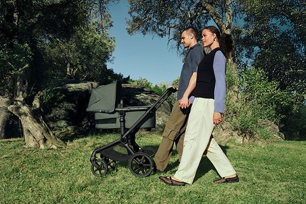 Bugaboo Fox 5 Renew v lese na nerovné cestě