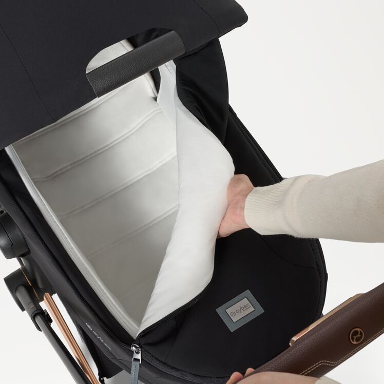 Cybex Priam Comfort - prostorná vanička Fold Lux Carry Cot pro novorozence