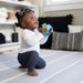 BABY EINSTEIN HRAČKA SENZORICKÝ MÍČ S KOUSÁTKEM RATTLE & SENSE™ 3M+ - SENZORICKÉ HRAČKY - PRO DĚTI