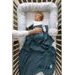 VINTER & BLOOM DEKA SINGLE MUSLIN ORGANIC STORM BLUE - DĚTSKÉ DEKY PRO MIMINKA - SPINKÁNÍ