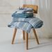 MEYCO DEKA Z PŘEDEPRANÉHO MUŠELÍNU A ŽAKÁRU 100X150 - STRIPE INDIGO - DĚTSKÉ DEKY PRO MIMINKA - SPINKÁNÍ