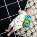 BABY EINSTEIN HRAČKA AKTIVNÍ NA C KROUŽKU ŽELVA NEPTUNE’S SENSORY SIDEKICK™ 0M+ - HRAČKY SE ZVUKY - PRO DĚTI